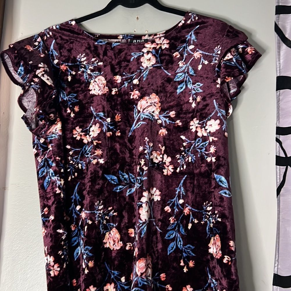 a.n.a Soft Woman’s Top with Ruffle Sleeves and Flower Designs Medium - Picture 4 of 8